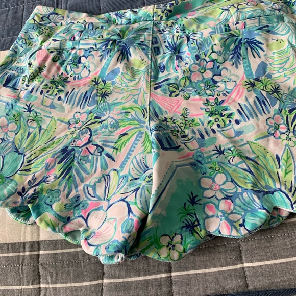 Lilly Pulitzer Floral Print Women's Shorts - Picture 2 of 3